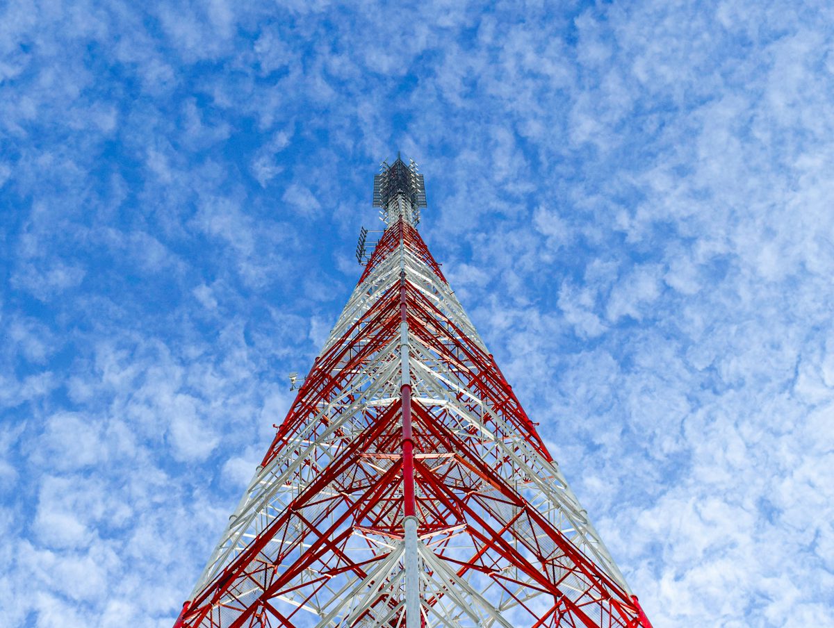 青空にそびえる通信鉄塔