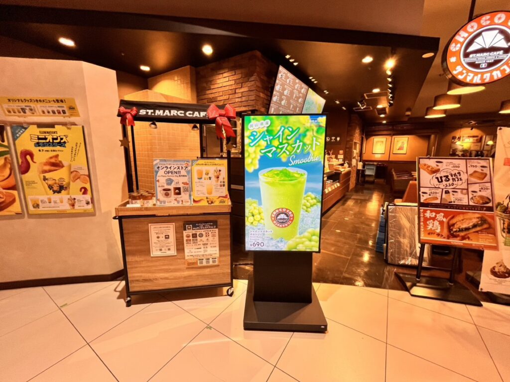 カフェ店頭に設置したスタンド型サイネージ