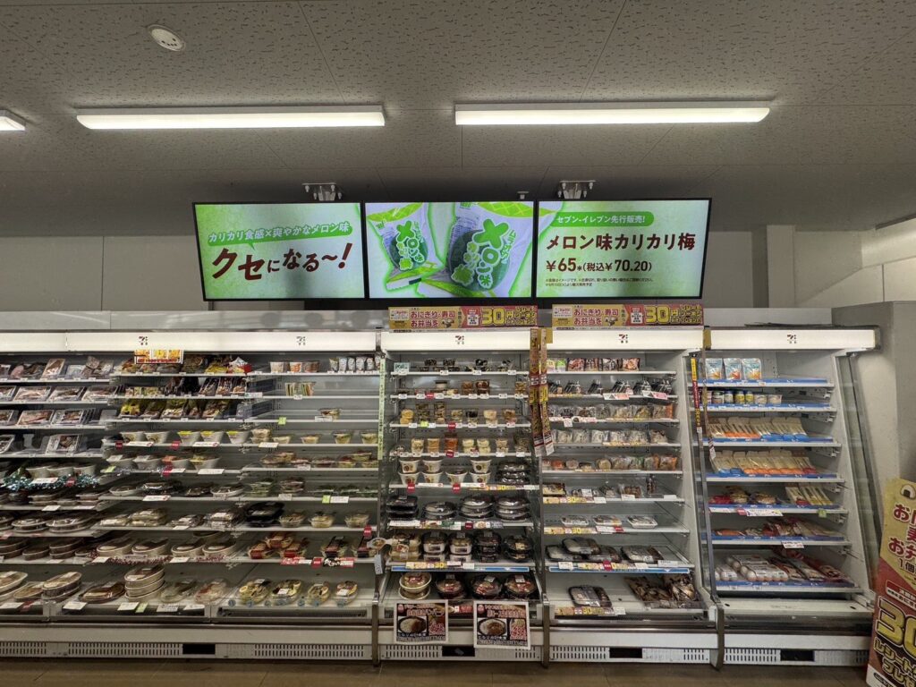コンビニエンスストアの冷蔵ケース上部に設置したマルチディスプレイサイネージ