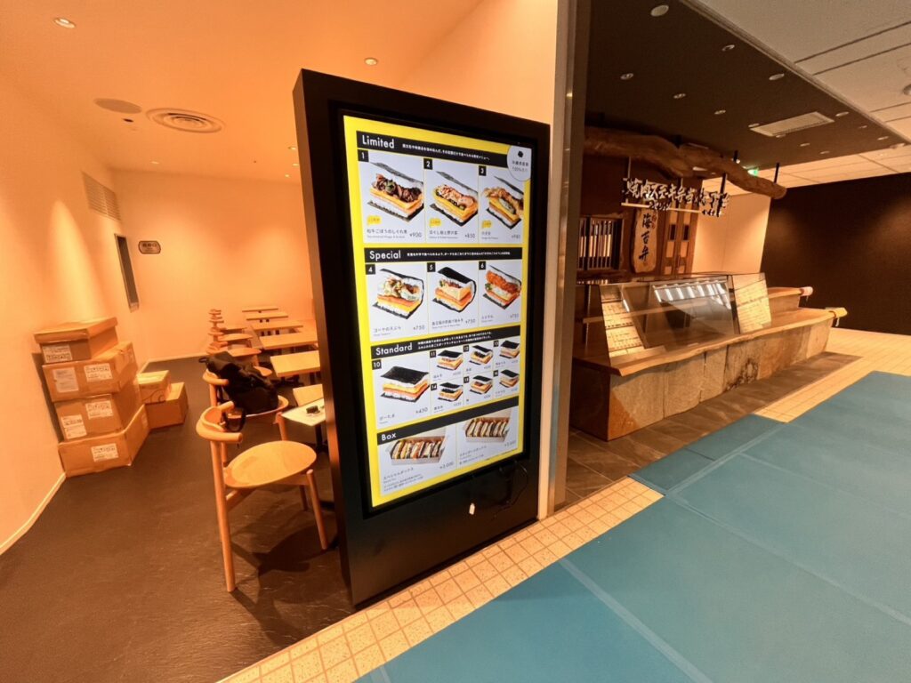 飲食店のイートインスペースに設置した縦型サイネージ
