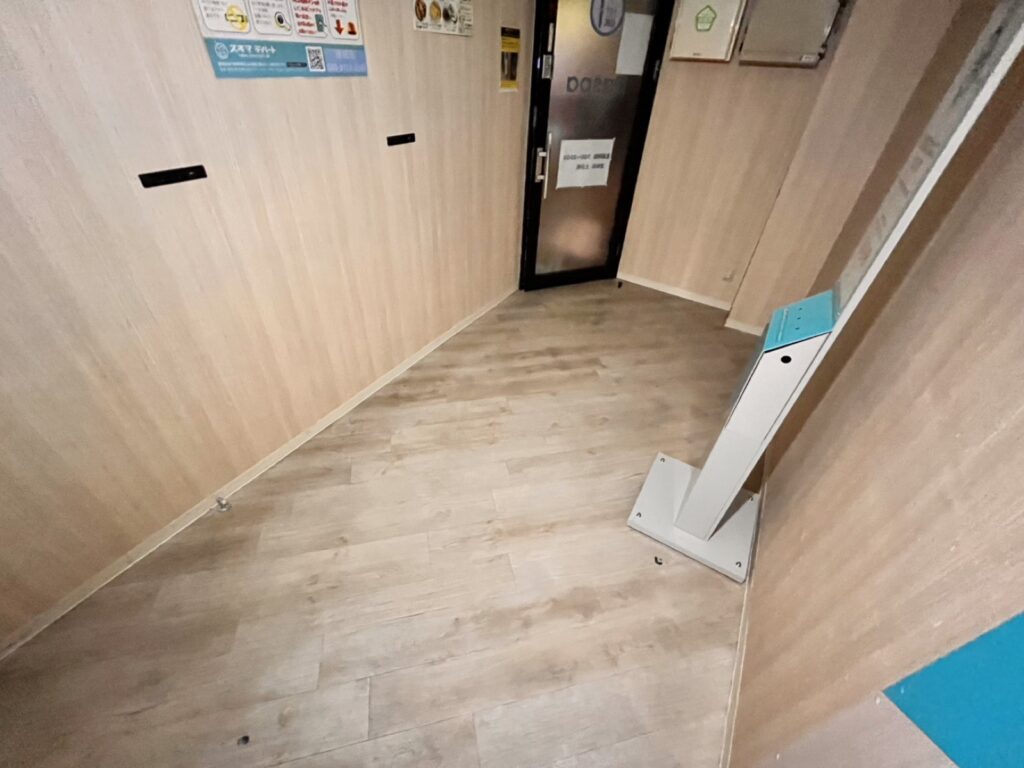 喫煙所の通路